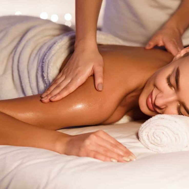 kvinde får sportsmassage